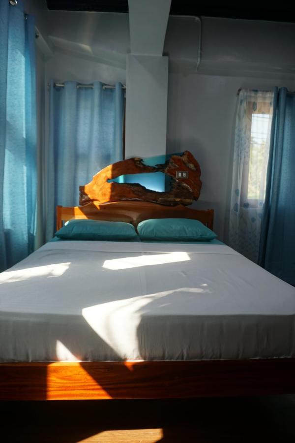 L Cafe Restobar & Lyn'S Guest House San Juan  Exteriér fotografie
