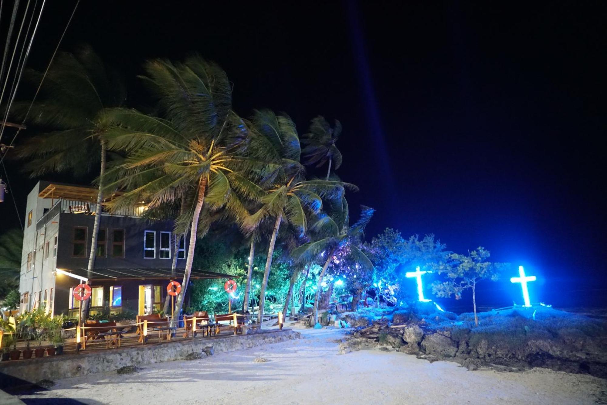 L Cafe Restobar & Lyn'S Guest House San Juan  Exteriér fotografie